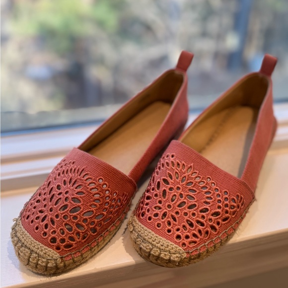 Kelly & Katie Shoes - Kelly&Katie Sayeva summer espadrilles.  Coral with cutout pattern. Like new